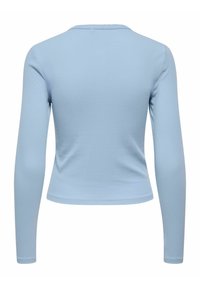 Chemise bleu clair à manches longues en tissu côtelé avec une coupe ajustée, dotée d'un col rond et d'une texture lisse.