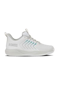 Λευκό αθλητικό παπούτσι K-Swiss με ανοιχτό γκρι σόλα, κλείσιμο με κορδόνια και διακριτικά τιρκουάζ και γκρι σχέδια Chevron στο πλάι.