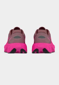 Ζευγάρι από ροζ και μαρόν αθλητικά παπούτσια, εμφανιζόμενα από πίσω, με παχιά υφή στη σόλα και επενδυμένους γιακάδες, πάνω σε λευκό φόντο.