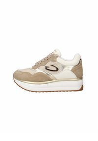 Sneaker in suede e pelle beige con accenti argento, pannelli crema, punta rotonda, suola spessa bianca e chiusura con lacci.