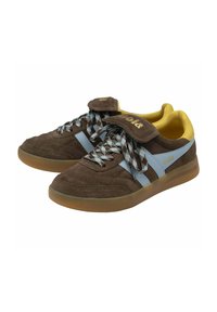 Un paio di sneakers brown in suede con strisce blu chiaro, lacci a fantasia, rivestimento interno giallo e linguetta ribaltabile con il nome del marchio "Gola."