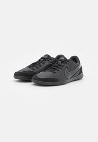 Czarne buty sportowe z gładką syntetyczną cholewką, teksturowanymi akcentami, wiązaniem oraz elastyczną gumową podeszwą z wzorowanym bieżnikiem.