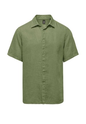 Camisa de manga corta en lino verde oliva, con frente abotonado, cuello y un corte holgado con una textura suave.