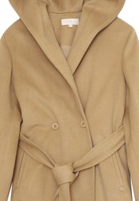 Cappotto in misto lana beige con cappuccio, design doppiopetto, due bottoni e vita con cinturino. Tessuto testurizzato con un motivo sottile.