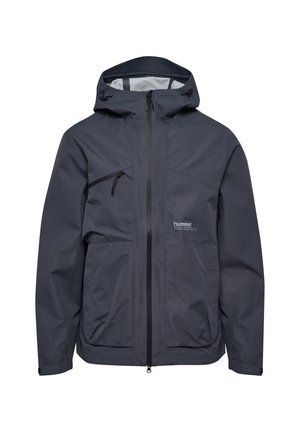 Veste imperméable gris foncé avec fermeture éclair devant, capuche ajustable et plusieurs poches. Texture lisse avec un détail de marque subtil.