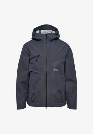 Mørkegrå vandtæt jakke med lynlås foran, justerbar hætte og flere lommer. Glat tekstur med diskret branddetalje.