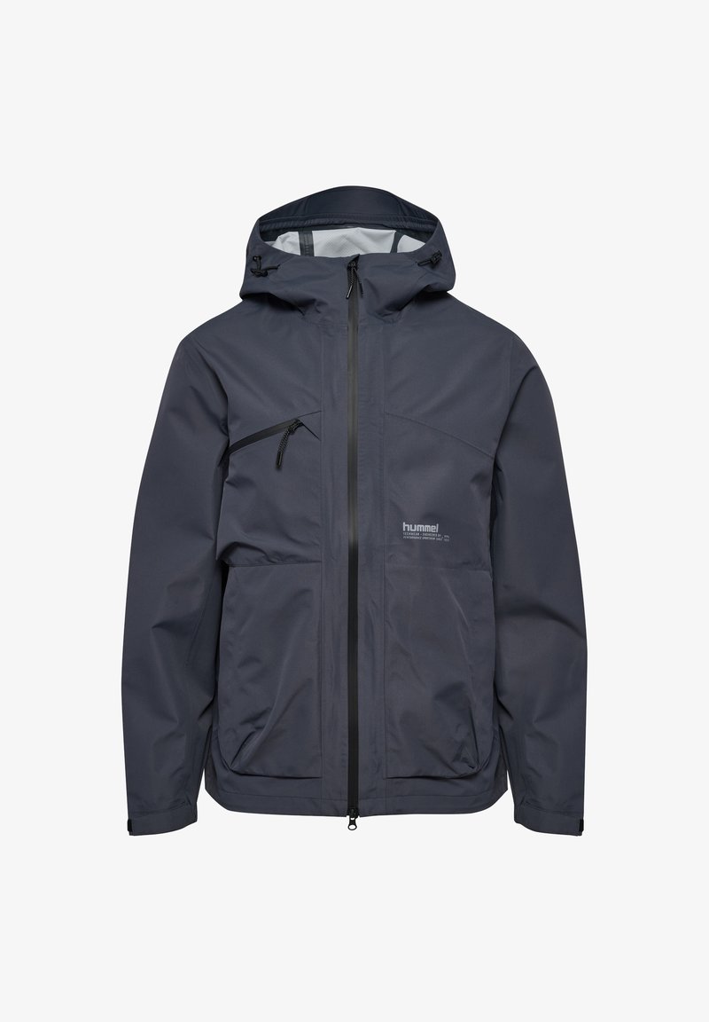 Mörkgrå vattentät jacka med dragkedja fram, justerbar huva och flera fickor. Slät textur med subtilt logotypdetalj.