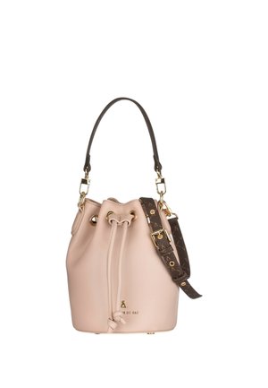 Borsa a secchiello rosa morbido con finiture dorate, tracolla regolabile marrone scuro e chiusura con coulisse su sfondo bianco.