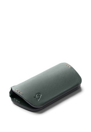 Custodia per smartphone in pelle verde con una texture liscia, bordi arrotondati e chiusura a pattina. Presenta cuciture sottili e un dettaglio con il logo.