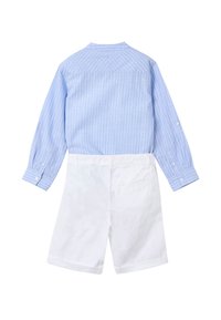 Camisa de manga larga a rayas azul y blanca combinada con pantalones cortos blancos; tela de algodón, puños abotonados, corte relajado, detalle de canesú en la parte posterior.