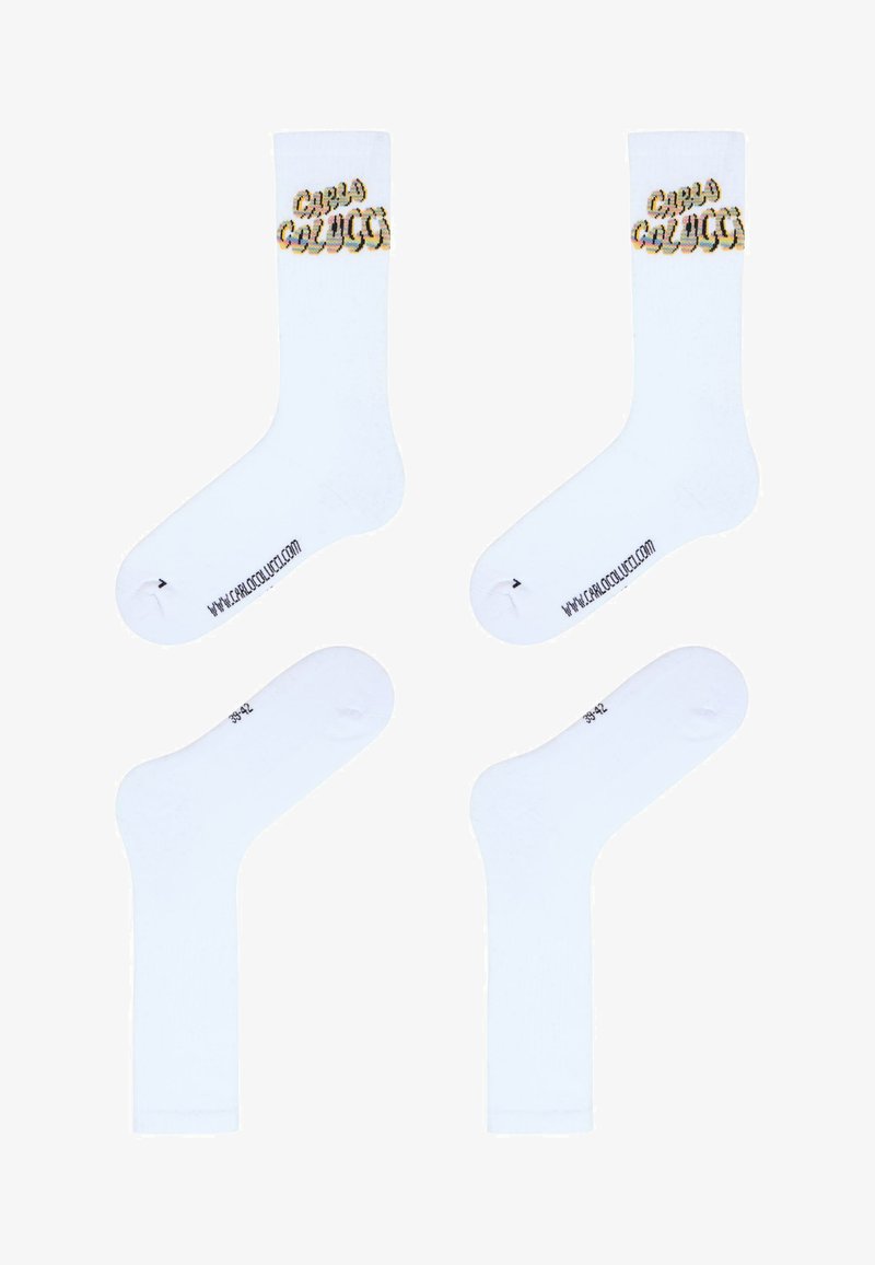Chaussettes blanches en coton avec des poignets côtelés comportant les broderies dorées "CAGO" et "CALZOO", taille 39-42, avec un logo sur la semelle.