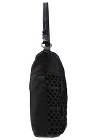 Musta nahkainen käsilaukku, jossa on teksturoitu sivu kuusikulmaisilla leikkauksilla, sileä pinta toisella puolella ja yksi säädettävä hihna.