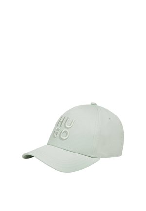 Gorra de béisbol gris claro con visera curva y logotipo en relieve "HUGO" bordado en el panel frontal.