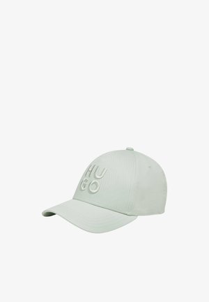 Gorra de béisbol gris claro con visera curva y logotipo en relieve "HUGO" bordado en el panel frontal.
