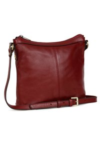 Borsa a tracolla rossa in pelle con finitura testurizzata, cinturino regolabile e chiusura con zip. Presenta una cucitura sottile al centro.