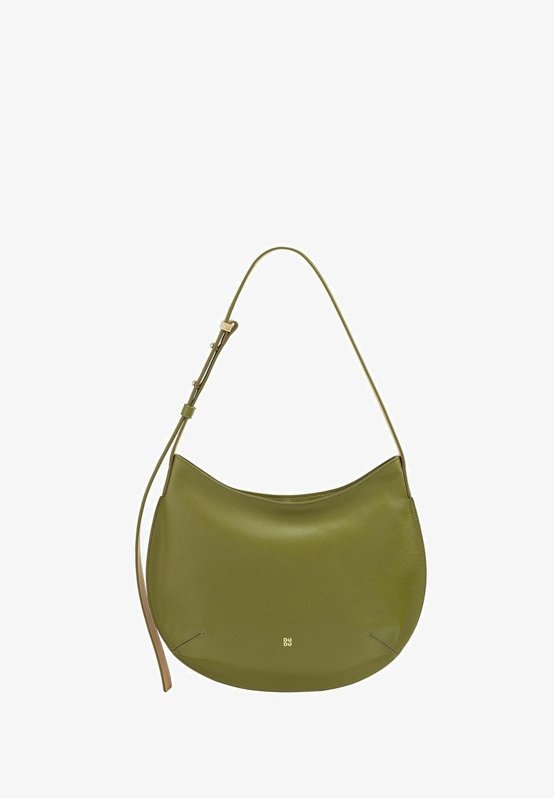 Sac à main en cuir vert olive avec une forme arrondie, une sangle réglable et un logo doré discret à l'avant. Texture lisse sans matériel visible.