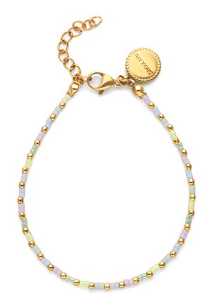 Pulsera delicada con cuentas cuadradas pequeñas alternadas en oro y colores pastel, cierre de langosta dorado, cadena de extensión y etiqueta redonda de la marca.