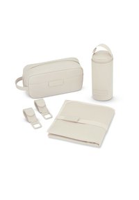 Set med beige tillbehör som inkluderar en rektangulär påse, en cylindrisk behållare, en platt organiserare och två remklipp, alla i slätt tyg.