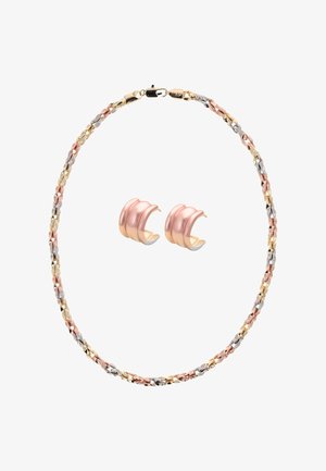 Kolmenvärinen kierretty kultaketju kaulakoru ja siihen sopivat ruusukultaiset ja hopeiset uritetut puoliympyräkorvakorut valkoisella taustalla.