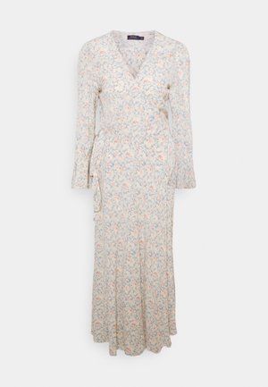 Robe portefeuille florale avec manches longues, fond bleu clair, motifs roses et verts, décolleté en V, fermeture à lien à la taille, ourlet fluide.