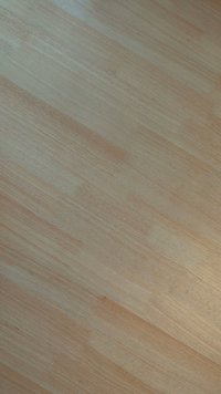 Svijetli drveni pod s glatkom teksturom, s prirodnim uzorkom zrna u bež i svijetlosmeđim tonovima.