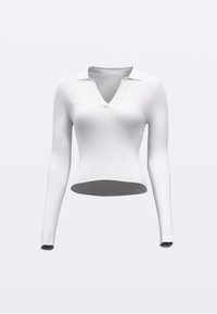 Weißes, geripptes Langarmshirt mit V-Ausschnitt. Der Stoff wirkt dehnbar und glatt. Verkürzter Saum, figurbetonte Silhouette.