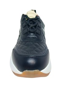 Baskets en cuir noir au texture matelassée, bout arrondi et languette rembourrée. Comprend une semelle blanche contrastante et une semelle en caoutchouc texturée.