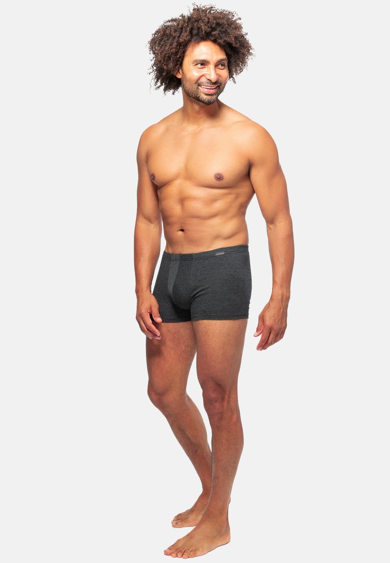 Boxer-briefs pour hommes en gris foncé à rayures, fabriqués en tissu doux, présentent un design ajusté et une taille élastique pour le confort et le soutien.