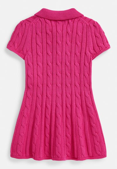 Pleteni ženski pulover v živo roza barvi z vzorcem kabelskega pletenja, kratkimi rokavi in zloženim ovratnikom. A-linijskega kroja s teksturirano površino.