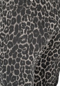 Jeans de mezclilla con estampado de leopardo que presentan un patrón en negro y gris, con múltiples bolsillos y detalles de costura visibles.