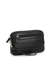 Pochette in pelle nera con zip superiore, tasca frontale e cinturino da polso. Caratterizzata da una superficie liscia e da discreti dettagli di cucitura. Design compatto.