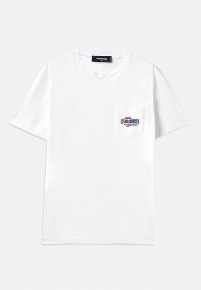 Camiseta de algodón blanca con mangas cortas, cuello redondo, que presenta un bolsillo en el lado izquierdo del pecho y un detalle de logo bordado multicolor.