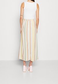 Maxi nederdel med lodrette striber i pastelfarver, lavet af letvægtsstof. Har en elastisk talje og et svungent A-formet design.