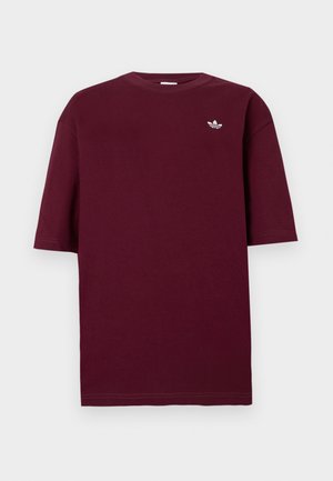 T-shirt Adidas bordeaux avec col rond et manches courtes, arborant un petit logo blanc Adidas trefoil sur la poitrine gauche.