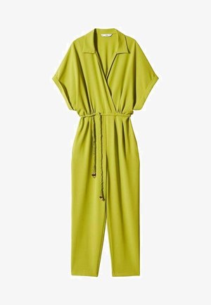 Mono corto de manga corta verde con diseño cruzado y cinturón trenzado, con detalles de cuentas de madera y un ajuste holgado para mayor comodidad.