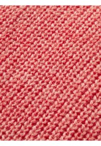 Muestra de tela en rosa coral, con un patrón de punto texturizado que presenta fibras visibles y una trama suelta, creando una apariencia suave.