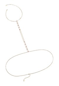 Collier à plusieurs couches doré avec des accents roses, présentant un design en chaîne et des maillons géométriques. Texture lisse avec un fermoir ajustable.