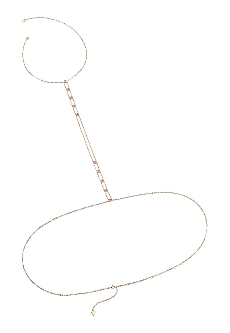 Collier à plusieurs couches doré avec des accents roses, présentant un design en chaîne et des maillons géométriques. Texture lisse avec un fermoir ajustable.