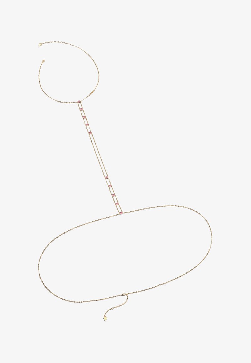 Collier à plusieurs couches doré avec des accents roses, présentant un design en chaîne et des maillons géométriques. Texture lisse avec un fermoir ajustable.
