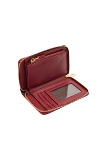 Czerwony skórzany portfel z złotym zamkiem błyskawicznym, wewnętrzne przegródki na karty, przezroczyste okienko na dowód tożsamości oraz mała kieszonka na suwak. Gładka faktura, kompaktowy design.