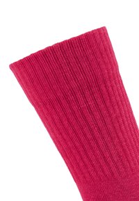 Gestreifte rote Socke aus Textilmaterial, mit einem umgeschlagenen Bund oben und einer glatten Oberfläche mit einheitlicher Textur.