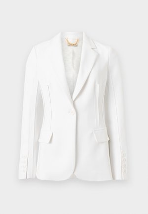 Blazer blanc cintré avec revers crantés, fermeture à un bouton, poches à rabat et quatre boutons sur chaque manche.