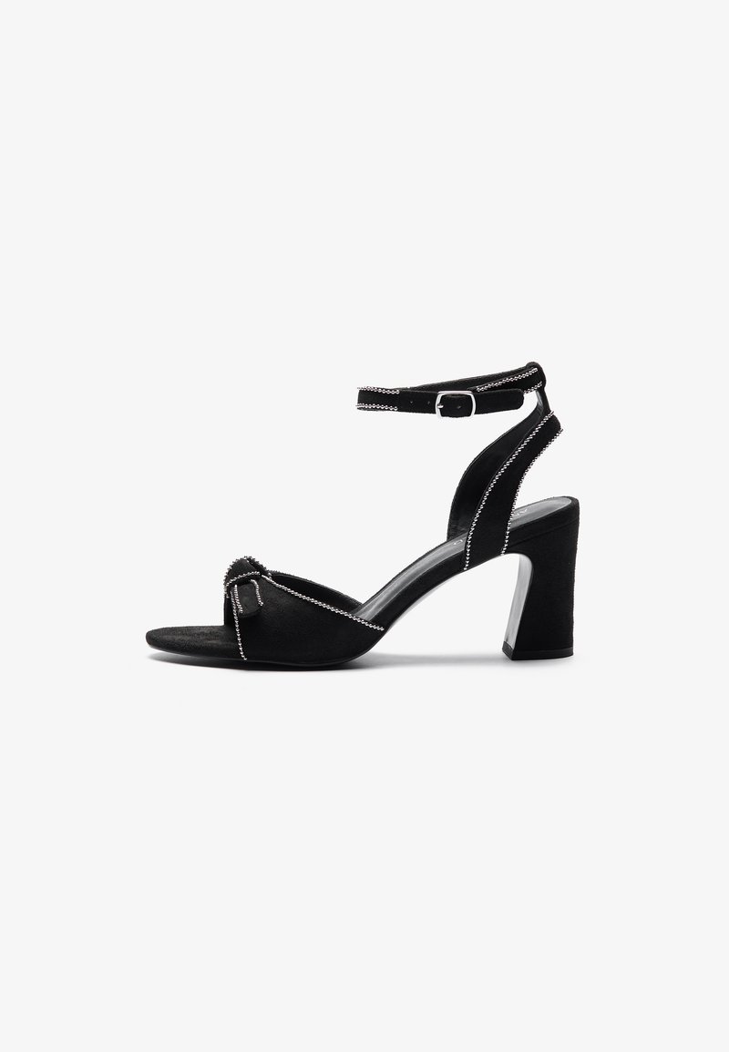 Schwarze Wildleder-Pumps mit einem breiten Blockabsatz, verstellbarem Knöchelriemen, Offene Zehen-Design und kontrastierenden gesteppten Details.