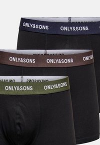 Schwarze Herren Boxershorts von ONLY&SONS mit kontrastierenden elastischen Taillenbündchen in Marineblau, Braun und Olivgrün, versehen mit aufgedrucktem Markentext.