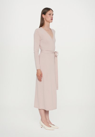 Diane von Furstenberg ASTRID WRAP DRESS - Svetríkové šaty - bare