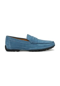 Jasnoniebieskie zamszowe loafersy z okrągłym noskiem, ozdobnym szwem z przodu oraz teksturowaną czarną gumową podeszwą.