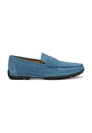 Mocasines de ante azul claro con punta redonda, costuras detalladas en la parte frontal y una suela de goma negra texturizada.