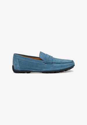 Mocasines de ante azul claro con punta redonda, costuras detalladas en la parte frontal y una suela de goma negra texturizada.