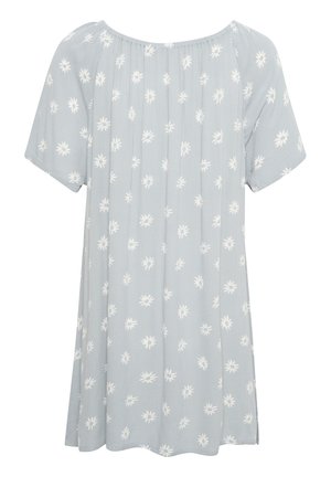 Lichtblauwe jurk met korte mouwen en een losse pasvorm, voorzien van een witte bloemenpatroon en een gathered halslijn. Zachte, gestructureerde stof.