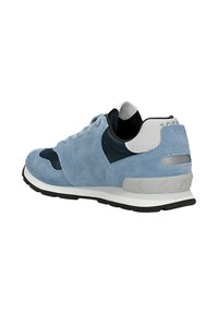 Sneaker in suede e mesh di colore azzurro chiaro con dettagli neri. Presenta un collare imbottito, lacci e una suola grigia con un design a motivi.